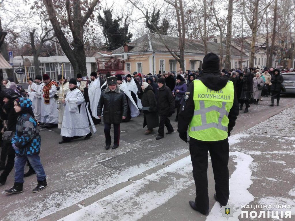 В Николаеве прошел Крестный ход. Верующих и храмы на Рождество охраняют правоохранители 5