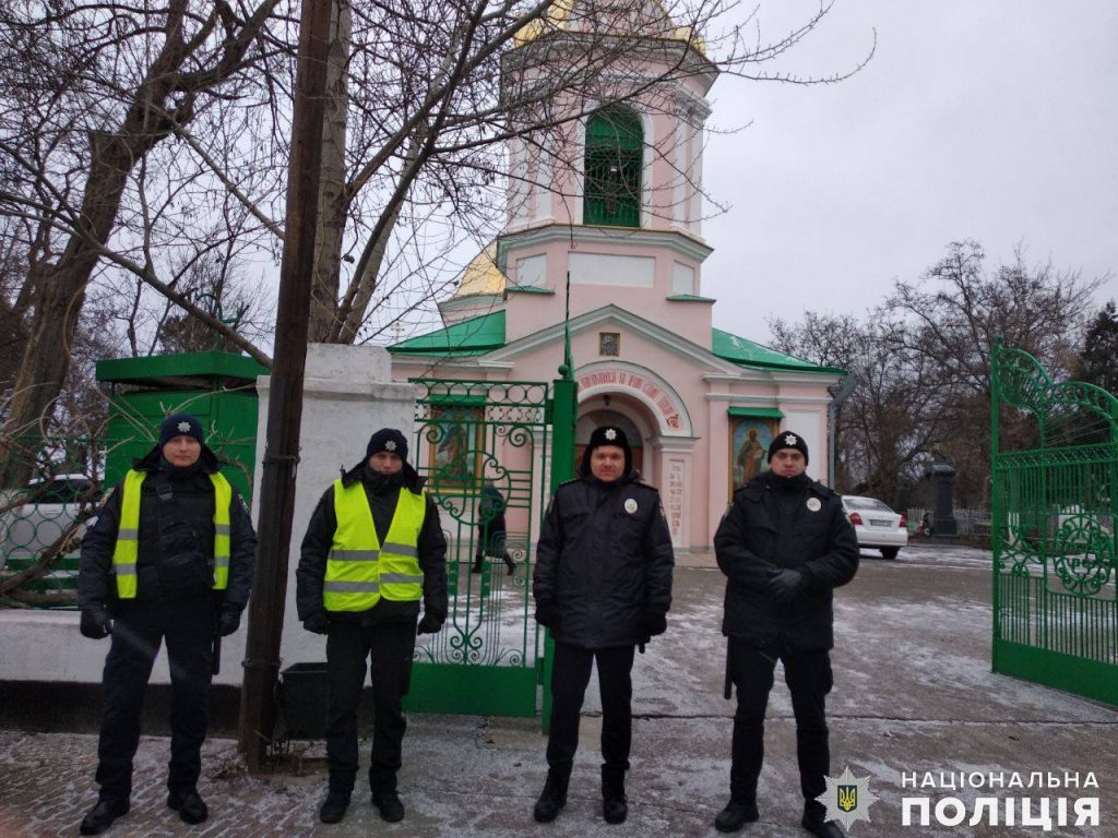 В Николаеве прошел Крестный ход. Верующих и храмы на Рождество охраняют правоохранители 27