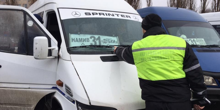 В Николаеве с маршрутов сняли несколько автобусов из-за нарушений при эксплуатации в зимний период