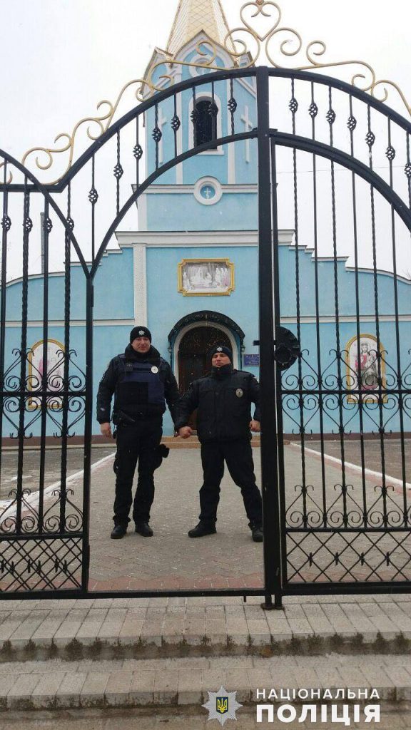 В Николаеве прошел Крестный ход. Верующих и храмы на Рождество охраняют правоохранители 29