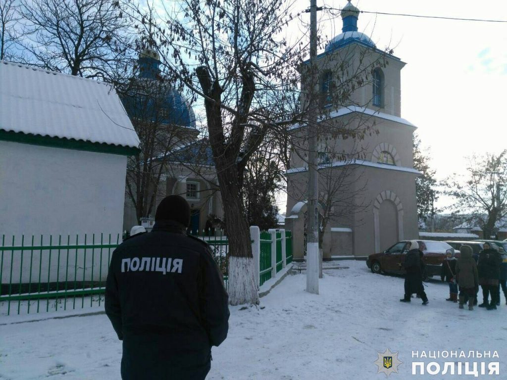 В Николаеве прошел Крестный ход. Верующих и храмы на Рождество охраняют правоохранители 33