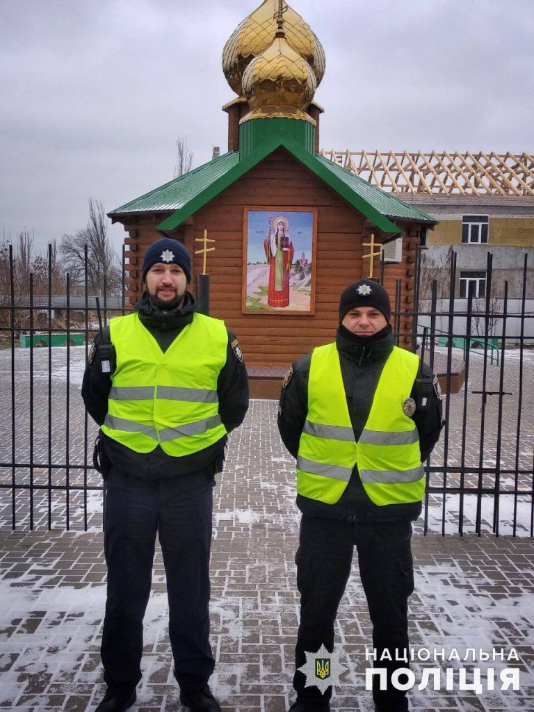 В Николаеве прошел Крестный ход. Верующих и храмы на Рождество охраняют правоохранители 35