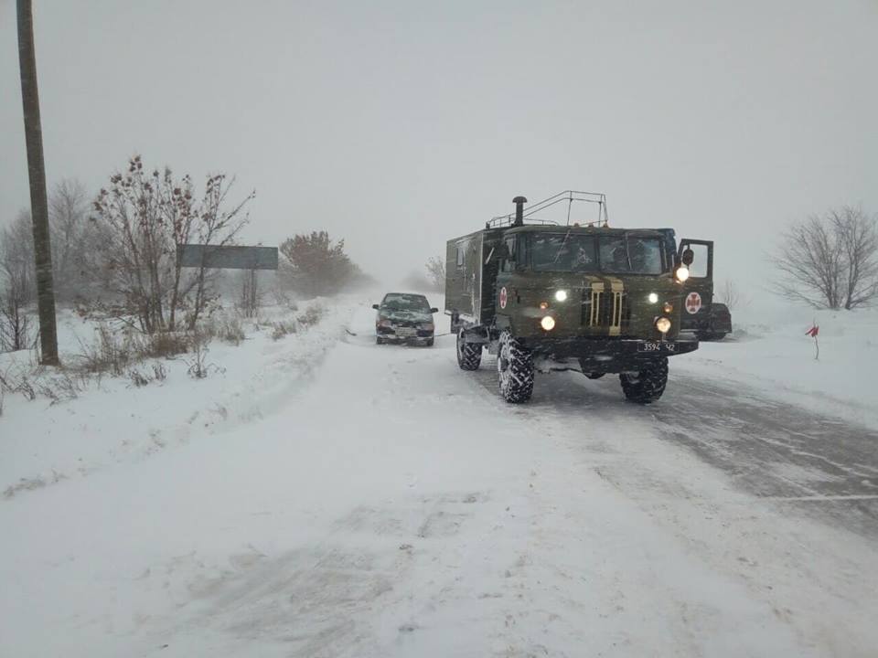 Внимание, на дорогах Николаевской области снег и гололед - 65 машин за сутки вытащили из заносов спасатели 1