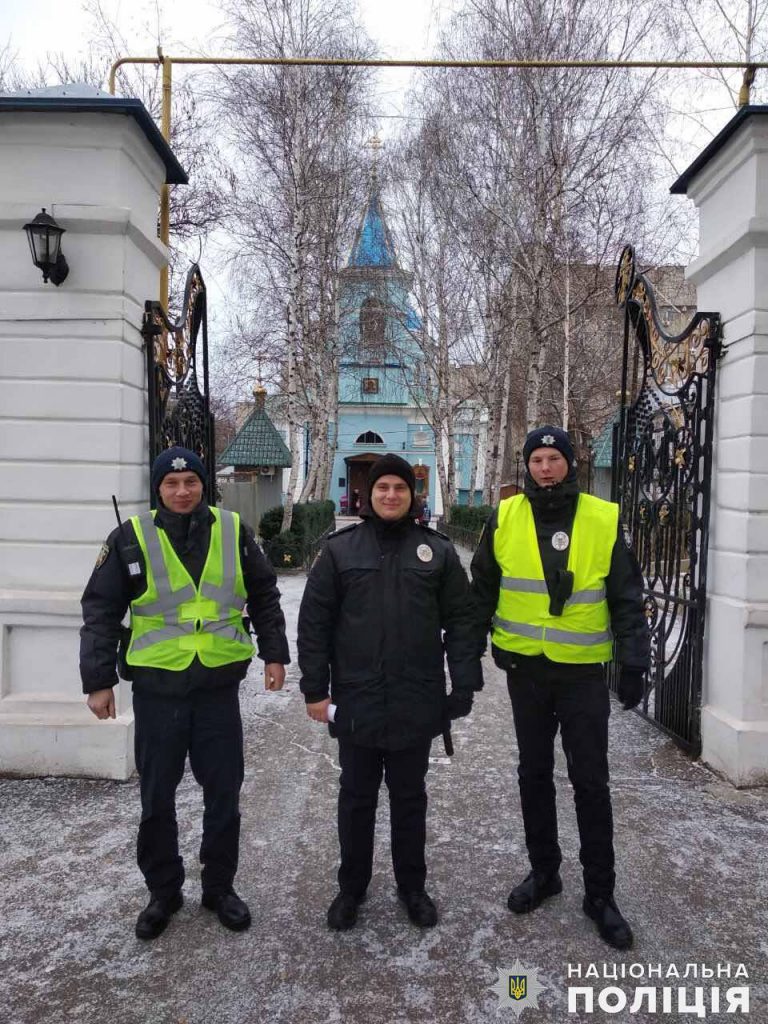 В Николаеве прошел Крестный ход. Верующих и храмы на Рождество охраняют правоохранители 37