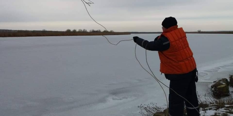 Спасатели Николаевщины просят жителей области быть осторожным во время крещенских купаний
