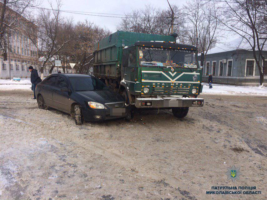 В Николаеве за день произошло 7 ДТП, есть пострадавшие - патрульные 9