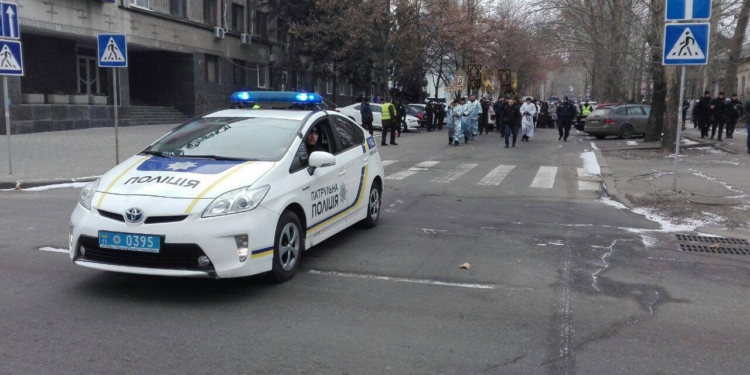 В Николаеве прошел Крестный ход. Верующих и храмы на Рождество охраняют правоохранители