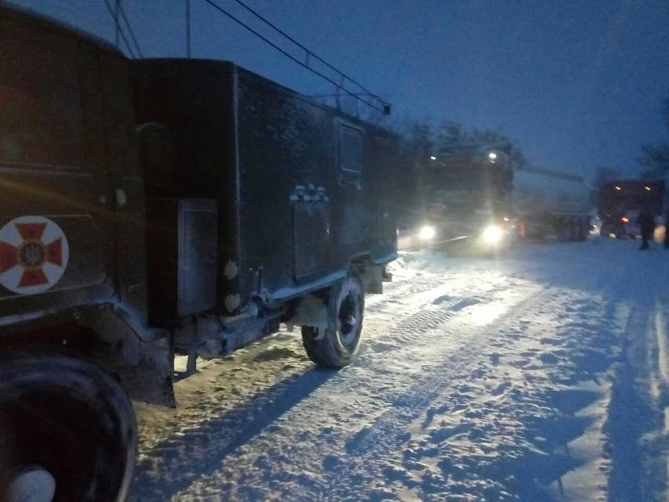Внимание, на дорогах Николаевской области снег и гололед - 65 машин за сутки вытащили из заносов спасатели 5