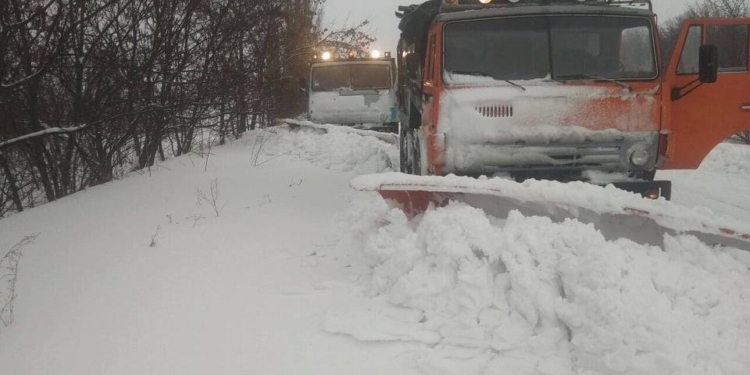 На дорогах Николаевщины сняты все ограничения для транспорта и использовано 480 тонн песчано-солевой смеси и 50 тонн соли