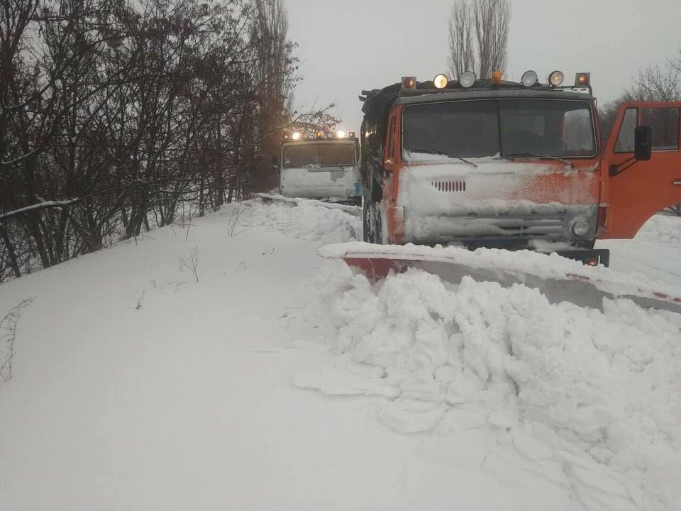 На дорогах Николаевщины сняты все ограничения для транспорта и использовано 480 тонн песчано-солевой смеси и 50 тонн соли 9