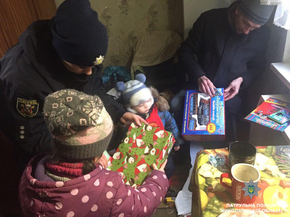 Дарить радость легко: николаевские патрульные реализовали новогодние мечты двух малышей из семьи со сложными жизненными обстоятельствами 1