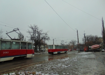 Авария двух легковушек на 17 минут заблокировала движение трамваев в Николаеве