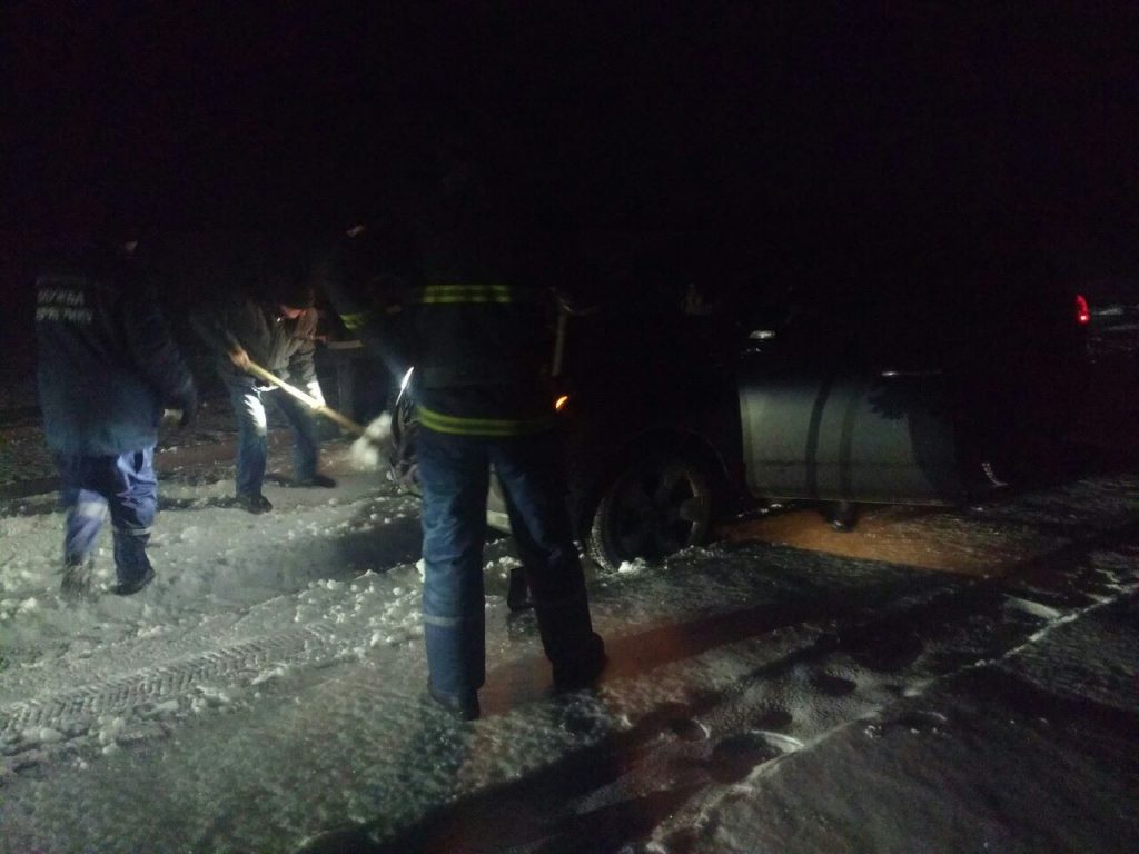 Спасатели Николаевщины вытащили из снежных ловушек четыре автомобиля 3