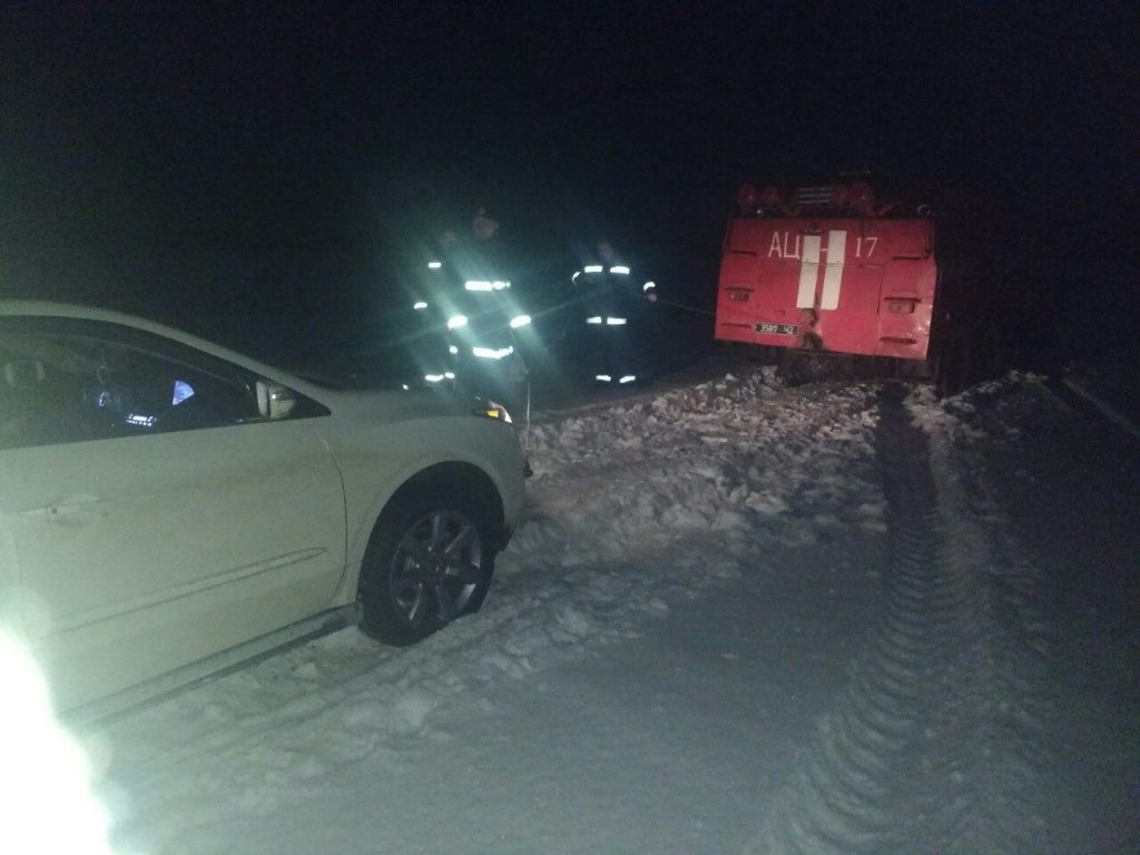 Спасатели Николаевщины вытащили из снежных ловушек четыре автомобиля 1