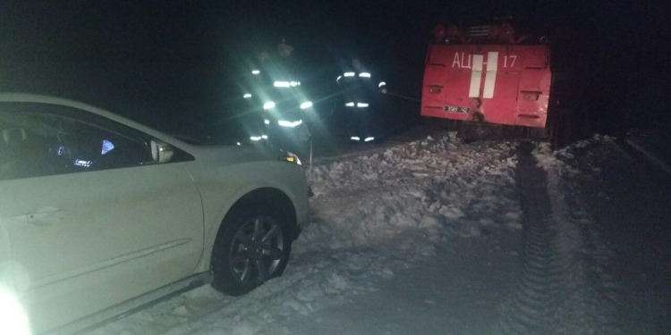 Спасатели Николаевщины вытащили из снежных ловушек четыре автомобиля