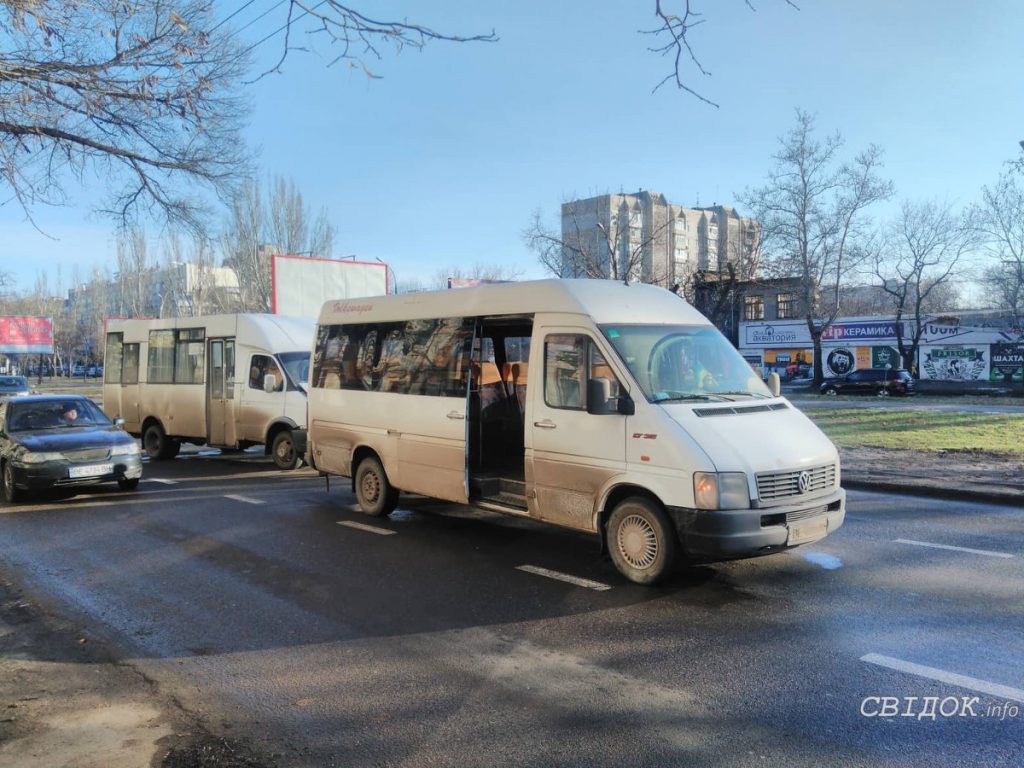 В центре Николаева авария с двумя маршрутками 3