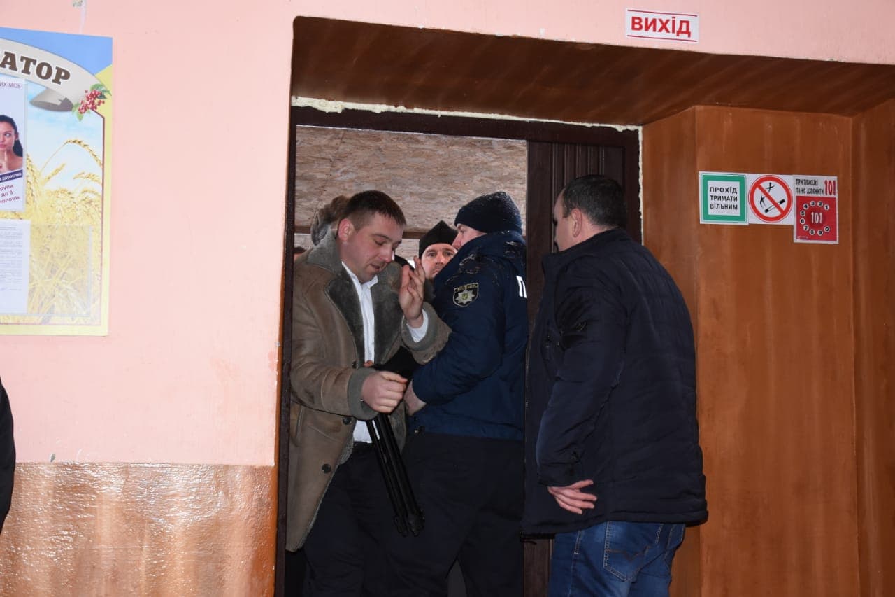 На Виннитчине священники УПЦ МП с «титушками» устроили драку и сорвали собрание по поводу перехода в ПЦУ