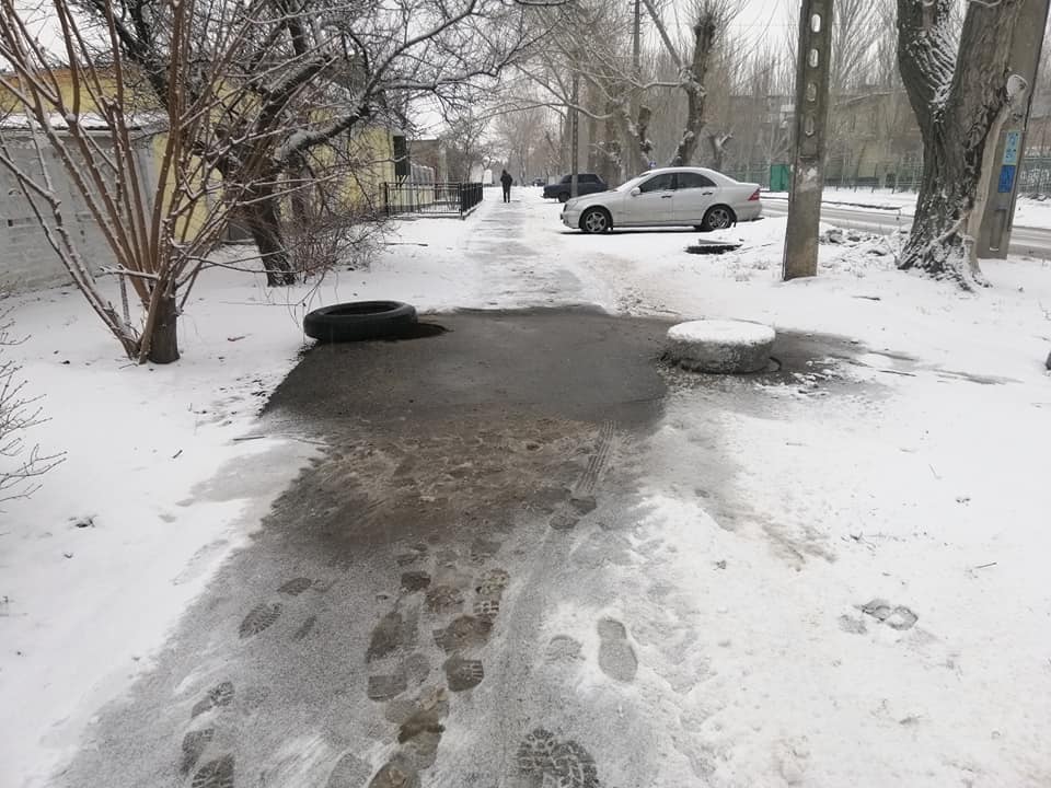 В Корабельном районе рядом с детским садом и школой «красуется» открытый люк. «Николаевводоканал» пообещал отреагировать 2