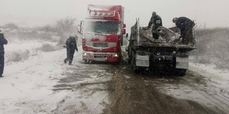 Внимание, на дорогах Николаевской области снег и гололед – 65 машин за сутки вытащили из заносов спасатели