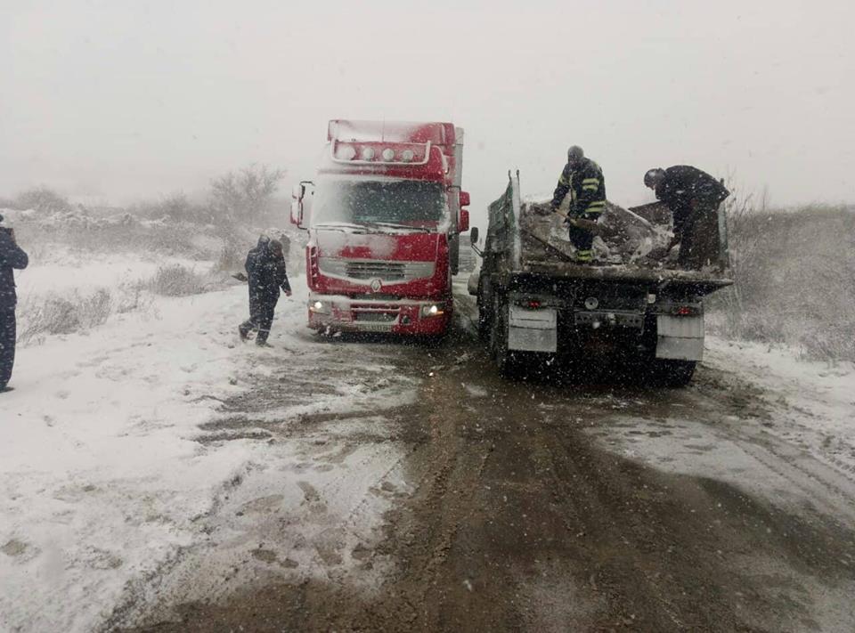 Внимание, на дорогах Николаевской области снег и гололед - 65 машин за сутки вытащили из заносов спасатели 3