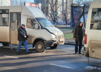В центре Николаева авария с двумя маршрутками