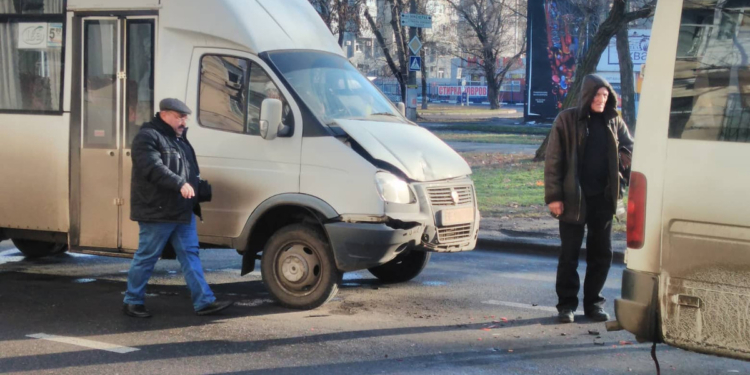 В центре Николаева авария с двумя маршрутками