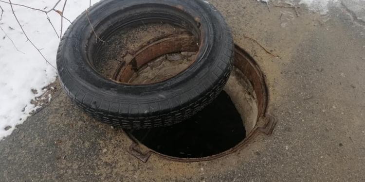 В Корабельном районе рядом с детским садом и школой «красуется» открытый люк. «Николаевводоканал» пообещал отреагировать