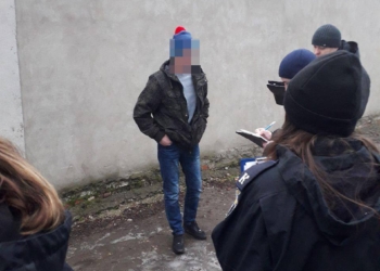 Николаевские патрульные проверили у школы подозрительного мужчину – нашли пакет с «травкой»