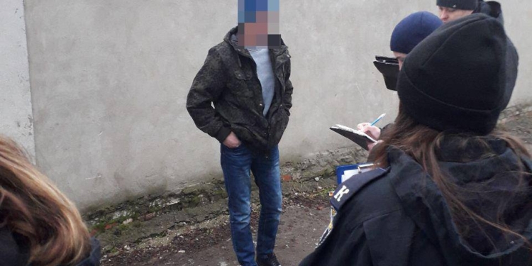 Николаевские патрульные проверили у школы подозрительного мужчину – нашли пакет с «травкой»