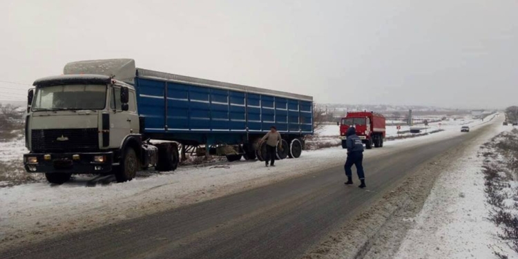 На Николаевщине из снега достали уже 25 машин. Осадки в отдельных районах области продолжаются