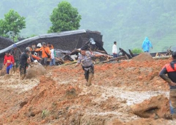 15 человек погибли в результате оползня в Индонезии