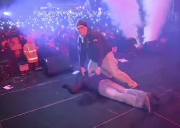 На мэра Гданська напали во время благотворительного концерта, он в тяжелом состоянии