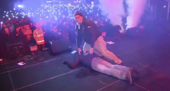 На мэра Гданська напали во время благотворительного концерта, он в тяжелом состоянии