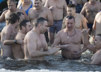 На Крещение Кличко с мэрами 30-ти городов искупался в Днепре