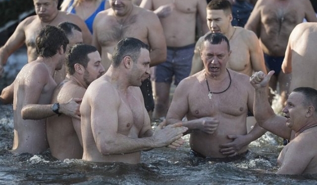 На Крещение Кличко с мэрами 30-ти городов искупался в Днепре
