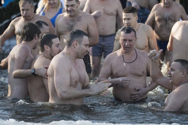 На Крещение Кличко с мэрами 30-ти городов искупался в Днепре 3