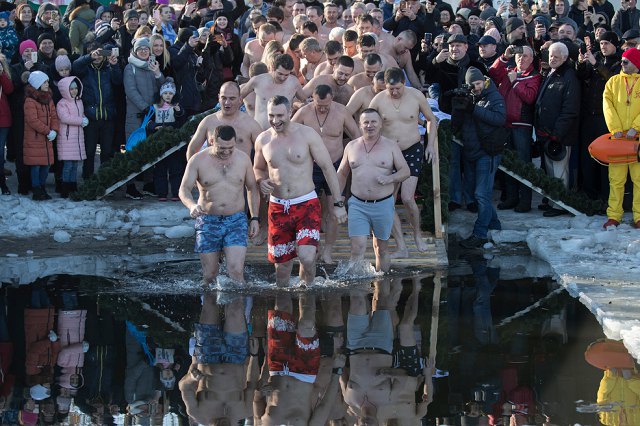 На Крещение Кличко с мэрами 30-ти городов искупался в Днепре 1