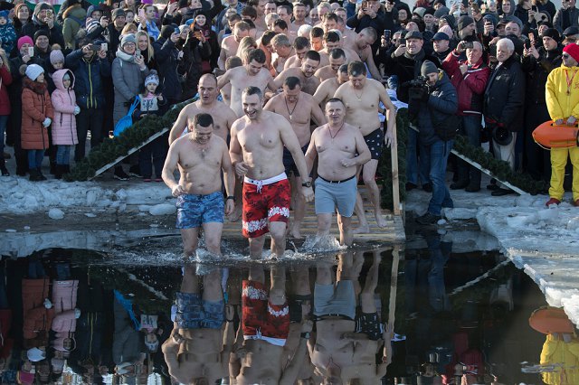 На Крещение Кличко с мэрами 30-ти городов искупался в Днепре 2