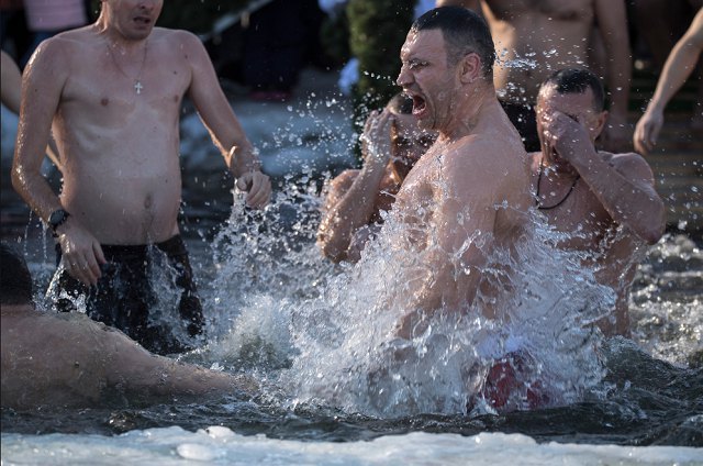 На Крещение Кличко с мэрами 30-ти городов искупался в Днепре 5