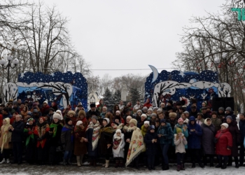 В Николаеве сотня горожан спела колядку «Нова радість стала»