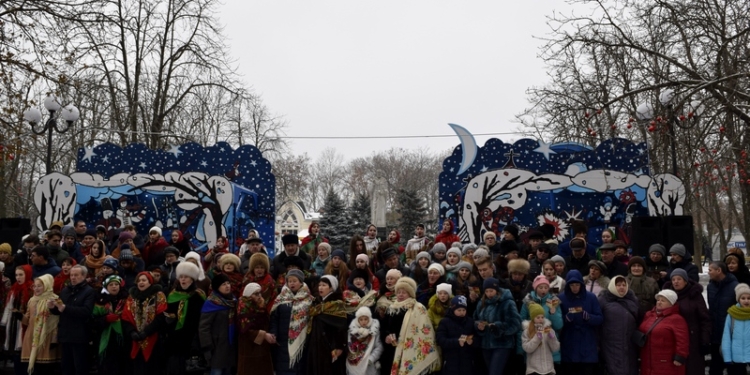 В Николаеве сотня горожан спела колядку «Нова радість стала»