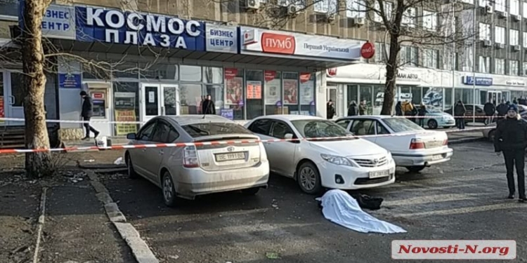 В Николаеве у здания райсуда из «Сайги» расстреляли женщину и мужчину