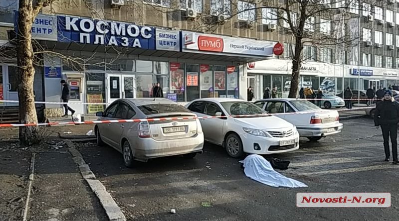 Появилось видео расстрела супругов возле суда в Николаеве 1