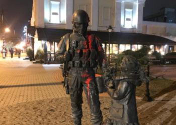 Памятник “вежливым людям” в Крыму облили краской. Оккупанты заявили о задержании киевлянина