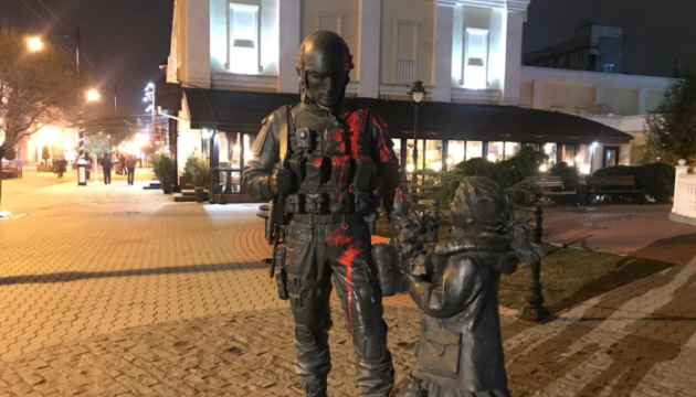 Памятник "вежливым людям" в Крыму облили краской. Оккупанты заявили о задержании киевлянина 1