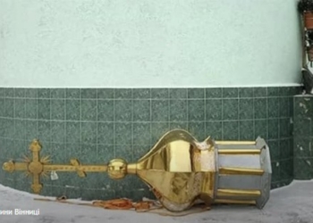 В Виннице священник УПЦ МП сбросил купол храма: в знак “протеста”