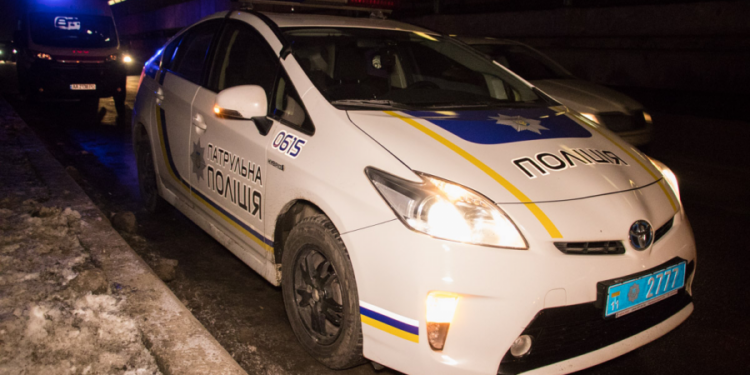 В Киеве мужчина выжил после прыжка с моста Метро