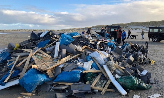 Нидерланды расчищают побережье от товаров из 270 смытых в море контейнеров