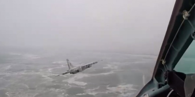 Военные летчики Украины провели учения над Азовским морем