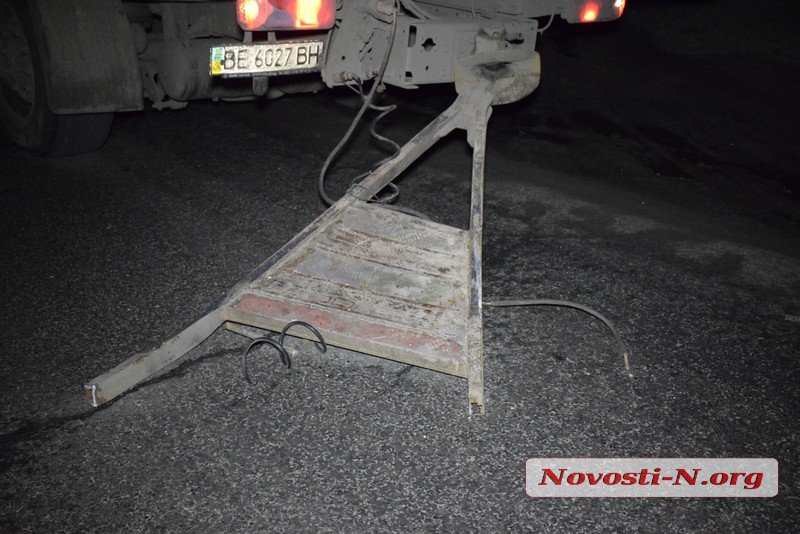 ДТП под Николаевом: оторвавшийся у фуры прицеп «смахнул» с дороги легковушку, которая затем загорелась в кювете 15